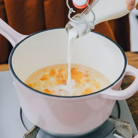 Emaille-Gusseisentopf mit langem Griff